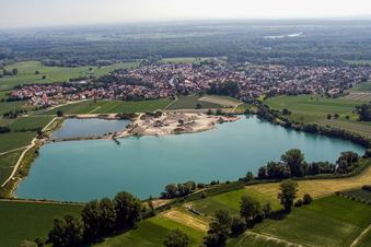 Vue aérienne de Lac de carrière vu de l'ouest à Leimersheim dans le département Rhénanie-Palatinat, Allemagne