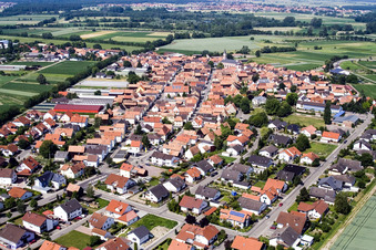 Vue aérienne de Vue d'ensemble du village depuis l'est à Neupotz dans le département Rhénanie-Palatinat, Allemagne