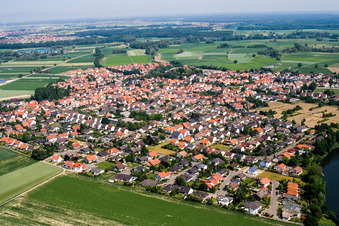 Vue aérienne de Vue d'ensemble du village depuis le sud à Leimersheim dans le département Rhénanie-Palatinat, Allemagne