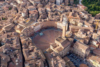 Vue aérienne de Place du marché Piazza del Campo au centre-ville à Siena dans le département Siena, Italie