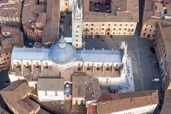 Vue aérienne de Bâtiment de l'église de la cathédrale Cathédrale de Siena / Duomo di Siena à Siena dans le département Siena, Italie