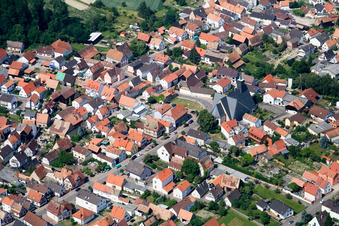 Vue aérienne de Centre et église à Leimersheim dans le département Rhénanie-Palatinat, Allemagne