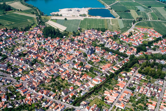 Vue aérienne de Vue du village depuis l'est à Leimersheim dans le département Rhénanie-Palatinat, Allemagne