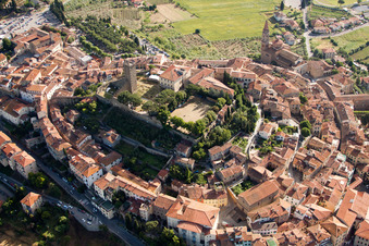 Vue aérienne de Ruines et vestiges des murs de l'ancien château sur la colline de la ville circulaire à Castiglion Fiorentino dans le département Arezzo, Italie