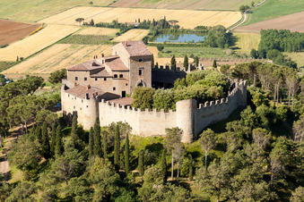 Vue aérienne de Complexe du château du Castello di Montegualandro sur le lac Trasemin à Montecchio en Ombrie à Tuoro sul Trasimeno dans le département Perugia, Italie