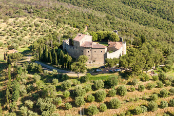 Photographie aérienne de Complexe du château du Castello di Montegualandro sur le lac Trasemin à Montecchio en Ombrie à Tuoro sul Trasimeno dans le département Perugia, Italie