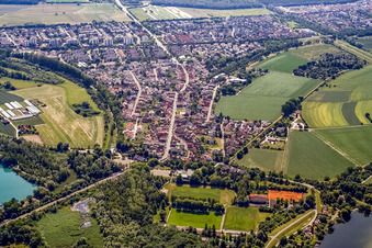 Vue aérienne de Leopoldstraße depuis le nord-ouest à le quartier Leopoldshafen in Eggenstein-Leopoldshafen dans le département Bade-Wurtemberg, Allemagne