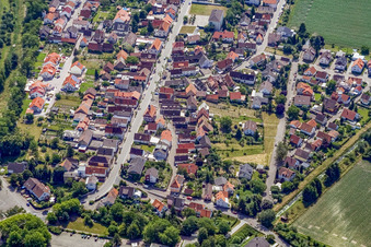 Vue aérienne de Leopoldstraße depuis le nord-ouest à le quartier Leopoldshafen in Eggenstein-Leopoldshafen dans le département Bade-Wurtemberg, Allemagne