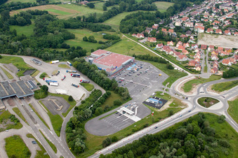 Vue aérienne de Le nouveau supermarché Carrefour à Lauterbourg dans le département Bas Rhin, France