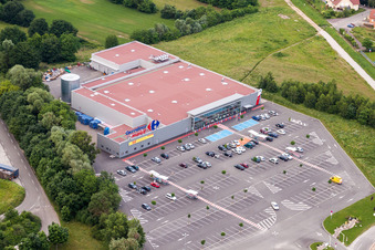 Vue aérienne de Succursale du supermarché et parking du Carrefour Market Lauterbourg à Scheibenhard dans le département Bas Rhin, France
