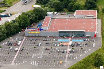 Vue aérienne de Succursale du supermarché et parking du Carrefour Market Lauterbourg à Scheibenhard dans le département Bas Rhin, France