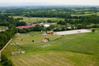 Haras de la Neée à Neewiller-près-Lauterbourg dans le département Bas Rhin, France vu d'un drone
