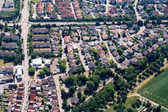 Vue aérienne de Église Saint-Albertus Magnus et Landstr à le quartier Leopoldshafen in Eggenstein-Leopoldshafen dans le département Bade-Wurtemberg, Allemagne
