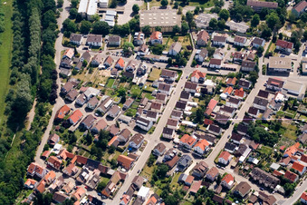 Vue aérienne de Rue Wörth à le quartier Leopoldshafen in Eggenstein-Leopoldshafen dans le département Bade-Wurtemberg, Allemagne