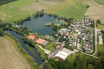 Vue aérienne de Emplacement de camping et de tentes pour caravanes et tentes Camping Les Peupliers au bord du lac dans le quartier de Beinheim à Seltz dans le département Bas Rhin, France