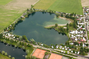 Vue aérienne de Emplacement de camping et de tentes pour caravanes et tentes Camping Les Peupliers au bord du lac dans le quartier de Beinheim à Seltz dans le département Bas Rhin, France