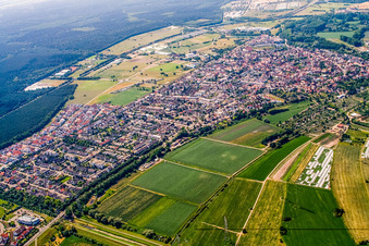 Vue aérienne de Vue de la ville depuis le nord-ouest à le quartier Eggenstein in Eggenstein-Leopoldshafen dans le département Bade-Wurtemberg, Allemagne