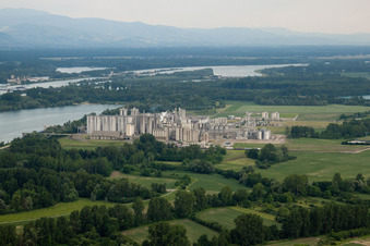 Vue aérienne de Dow Chemical à Beinheim dans le département Bas Rhin, France