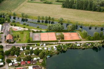 Vue aérienne de Camping Les Peupliers, Tennis à Beinheim dans le département Bas Rhin, France