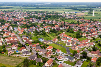 Vue aérienne de Vue sur le village à Rœschwoog dans le département Bas Rhin, France
