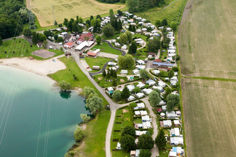 Vue aérienne de Emplacement de camping pour caravanes et tentes et emplacement pour tentes Camping Plage du Staedly au bord du lac à Roeschwoog à Rœschwoog dans le département Bas Rhin, France