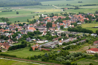 Vue aérienne de Les deux églises Eglise Evangélique et Catholique au centre du village à Stattmatten dans le département Bas Rhin, France