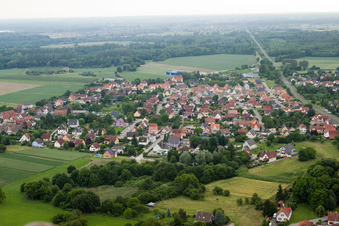 Vue aérienne de Dengolsheim à Sessenheim dans le département Bas Rhin, France