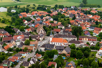 Vue aérienne de Les deux églises Eglise Evangélique et Catholique au centre du village à Stattmatten dans le département Bas Rhin, France