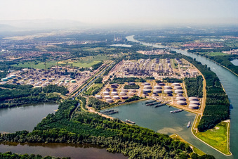 Vue aérienne de Port pétrolier et raffinerie MIRO sur le Rhin depuis le nord à le quartier Knielingen in Karlsruhe dans le département Bade-Wurtemberg, Allemagne