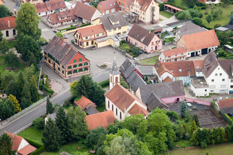 Vue sur le village à Dalhunden dans le département Bas Rhin, France d'en haut