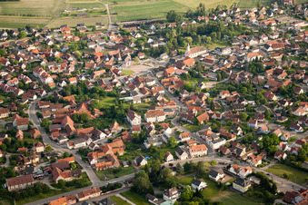 Vue aérienne de Champs agricoles et terres agricoles à Kilstett dans le département Bas Rhin, France
