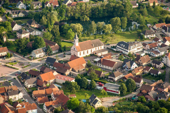 Vue aérienne de Église du Conseil de Fabrique de L'Église Catholique au centre du village à Kilstett dans le département Bas Rhin, France