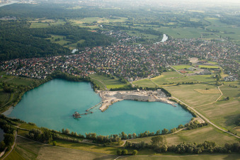 Vue aérienne de Terrain et zones de morts-terrains de la gravière à ciel ouvert de la Gravière au bord du lac de carrière à La Wantzenau dans le département Bas Rhin, France