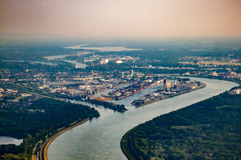 Vue aérienne de Ports du Rhin à le quartier Auenheim in Kehl dans le département Bade-Wurtemberg, Allemagne