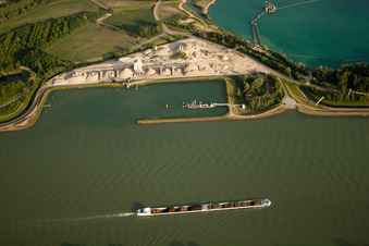 Vue aérienne de Terrain et zones de déblais des gravières et du club de voile Honau à le quartier Honau in Rheinau dans le département Bade-Wurtemberg, Allemagne