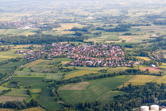 Vue aérienne de Vue sur le village à le quartier Leutesheim in Kehl dans le département Bade-Wurtemberg, Allemagne