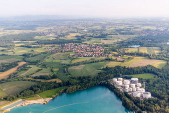 Vue aérienne de Oiltanking Deutschland GmbH & Co. KG devant le Honauer Baggersee à le quartier Honau in Rheinau dans le département Bade-Wurtemberg, Allemagne