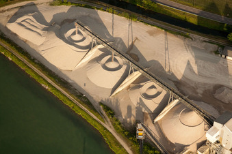 Vue aérienne de Terrain et zones de déblais des gravières et du club de voile Honau à le quartier Honau in Rheinau dans le département Bade-Wurtemberg, Allemagne