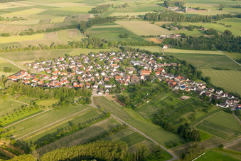 Vue aérienne de Vue sur le village à le quartier Honau in Rheinau dans le département Bade-Wurtemberg, Allemagne