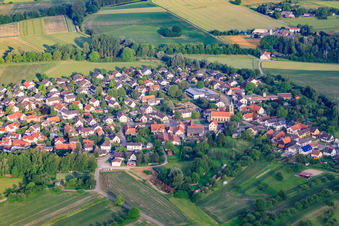 Vue aérienne de Vue du village depuis le nord-ouest à le quartier Honau in Rheinau dans le département Bade-Wurtemberg, Allemagne