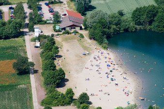 Vue aérienne de Baigneurs sur la plage et la rive du lac de baignade Johanneswiese dans la zone de loisirs locale Johanneswiese à Jockgrim dans le département Rhénanie-Palatinat, Allemagne