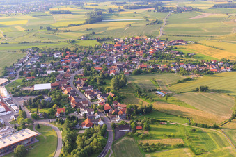 Vue aérienne de Vue du village depuis le sud à le quartier Linx in Rheinau dans le département Bade-Wurtemberg, Allemagne
