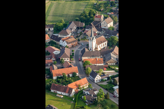 Photographie aérienne de Bâtiment d'église au centre du village à le quartier Legelshurst in Willstätt dans le département Bade-Wurtemberg, Allemagne