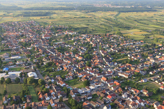 Vue aérienne de Rue principale x Renchenweg à le quartier Urloffen in Appenweier dans le département Bade-Wurtemberg, Allemagne