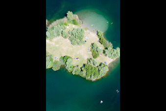Vue aérienne de Baigneurs sur la plage de la presqu'île du lac de baignade Johanneswiese dans la zone de loisirs locale Johanneswiese à Jockgrim dans le département Rhénanie-Palatinat, Allemagne