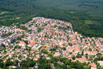 Vue aérienne de Rue Hatzenbühler à Jockgrim dans le département Rhénanie-Palatinat, Allemagne