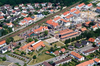 Vue aérienne de Bürgherhaus, hôtel de ville, musée de la briqueterie à Jockgrim dans le département Rhénanie-Palatinat, Allemagne