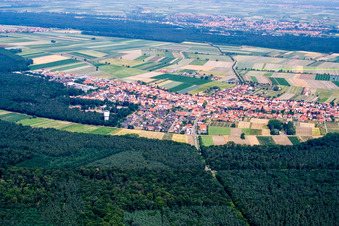 Vue aérienne de Vue du village depuis le sud à Hatzenbühl dans le département Rhénanie-Palatinat, Allemagne
