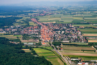 Vue aérienne de Vue de la ville depuis l'est à Kandel dans le département Rhénanie-Palatinat, Allemagne