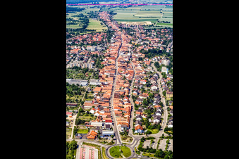 Vue aérienne de B427-Rheinstraße depuis l'est à Kandel dans le département Rhénanie-Palatinat, Allemagne